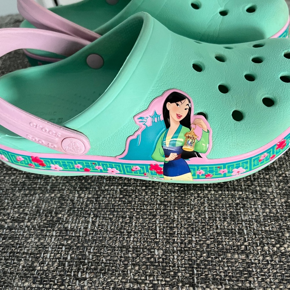 Mulan Crocs Size C13